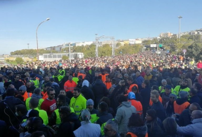 THOUSANDS of Italians Protest Government Mandated Vaccine Requirement for Work