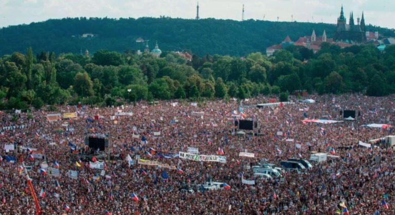 TENS OF THOUSANDS Protest in Prague Against Skyrocketing Energy Prices and Globalism – Prime Minister Calls Them Pro-Russian Extremists