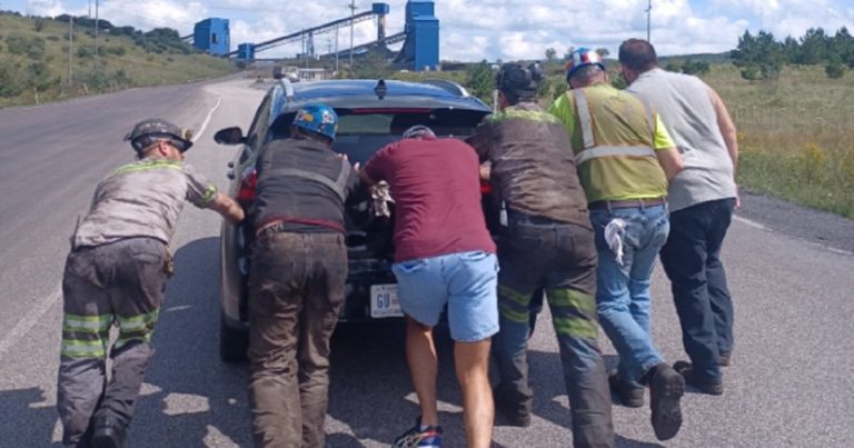 Photos: 5 Coal Miners Push Tourists’ Dead Electric Car to Charge Up at Coal Mine