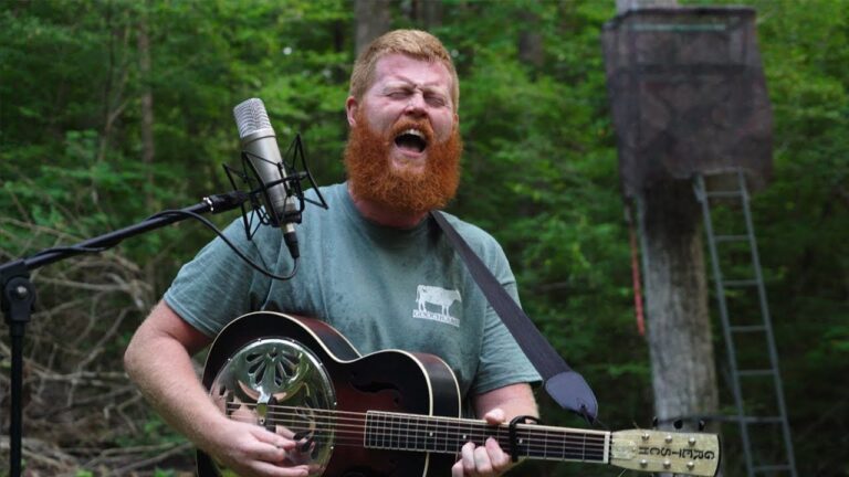 In First Public Appearance Since Going Viral With ‘Rich Men North of Richmond’ Musician Oliver Anthony Shares Bible Verse to Packed Crowd (Video)